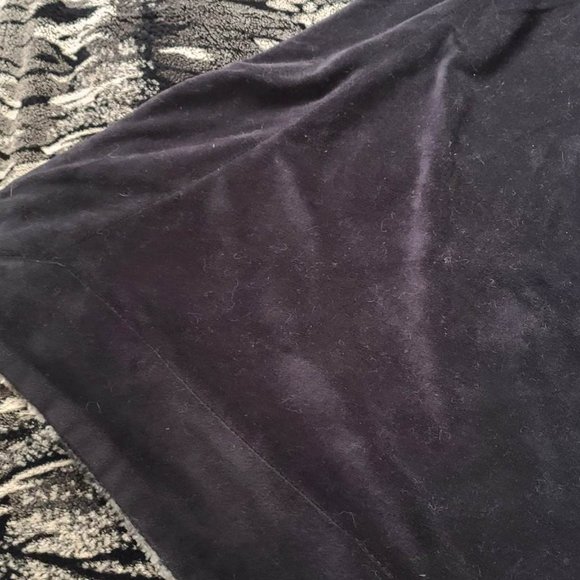 Large, soft, and warm black and white patterned throw blanket - Picture 3 of 3